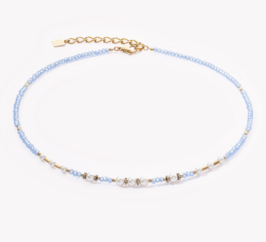 Laat je betoveren door de speelse elegantie van onze delicate Little Twinkle Pearl Mix ketting in stralend lichtblauw. Draag de ketting bij je favoriete cocktailjurk of als stijlvol accent op je zakelijke garderobe. Het is veelzijdig, zorgeloos en perfect voor elke dag.